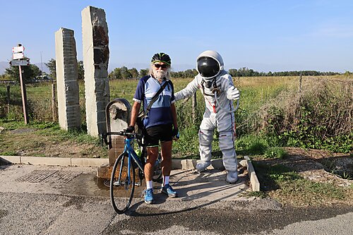 Trinkbrunnen und Astronaut beim Radweg neben dem Flughafengelände, Turin