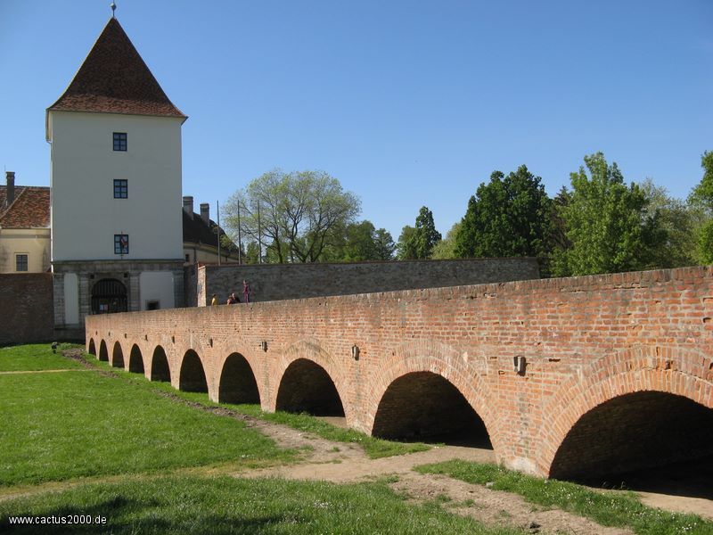 Brücke vor der fünfeckigen Renaissanceburg
